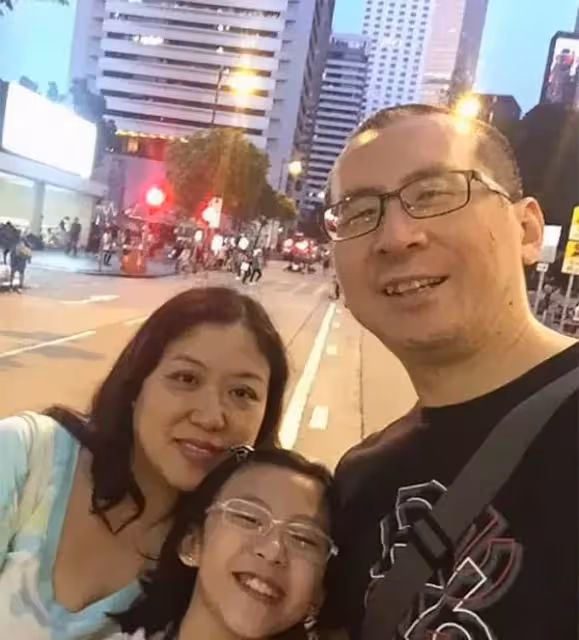 最好的愛是陪伴!媽媽連拍10年「爸爸抱女兒」溫馨畫面成「最棒成長照」,細節催淚:無可取代的珍貴回憶!