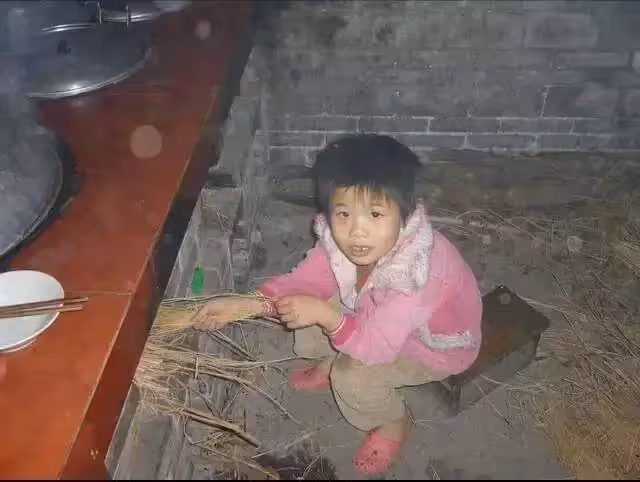 三歲女孩拿一百塊錢買六個包子,老闆收錢卻不找零,路人誇老闆心善