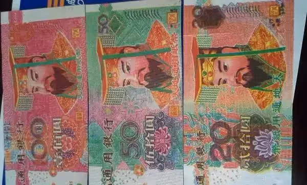 三歲女孩拿一百塊錢買六個包子,老闆收錢卻不找零,路人誇老闆心善