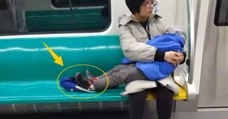 捷運上一對母子火了，細心舉動引來乘客稱讚，網友：最高級的炫富是教養