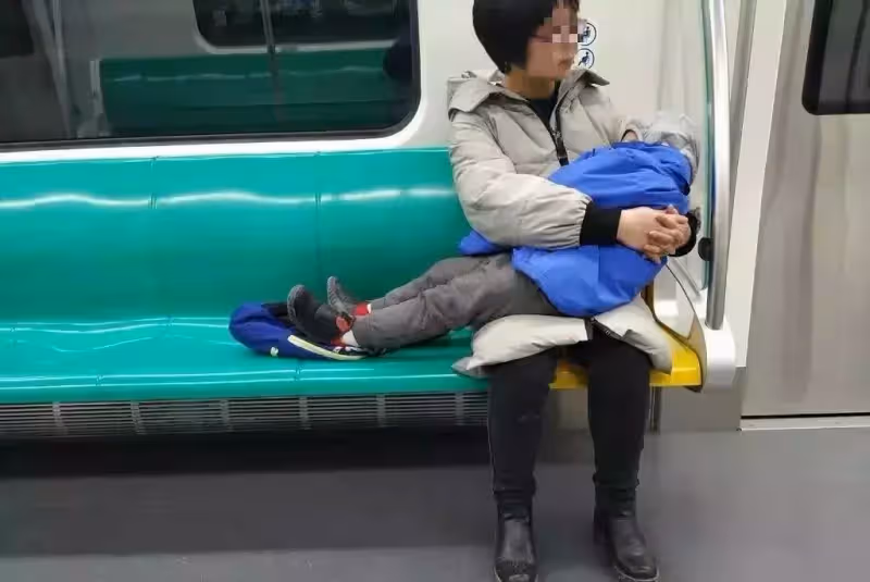 捷運上一對母子火了,細心舉動引來乘客稱讚,網友:最高級的炫富是教養
