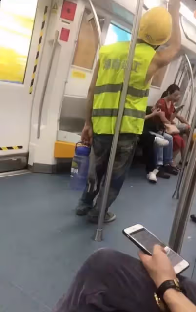 捷運上一對母子火了,細心舉動引來乘客稱讚,網友:最高級的炫富是教養