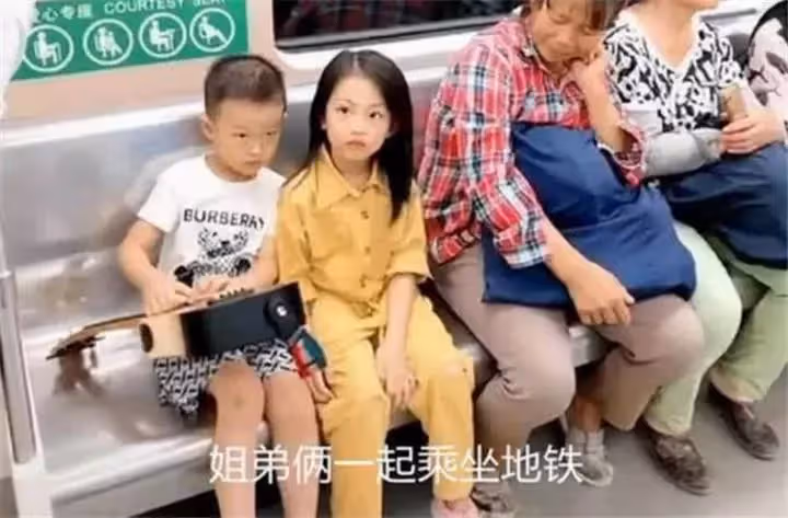 捷運上一對母子火了，細心舉動引來乘客稱讚，網友：最高級的炫富是教養