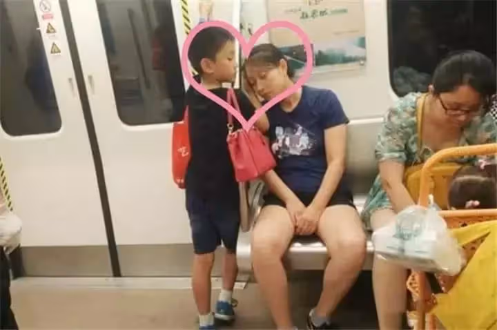 捷運上一對母子火了，細心舉動引來乘客稱讚，網友：最高級的炫富是教養