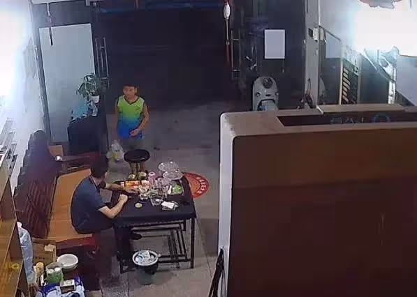 天降大雨!男孩放學無人接,「向理髮店老闆求助」,暖心老闆「冒雨騎行6公里」送他回家,網友:勇敢的小孩遇上善良的大人