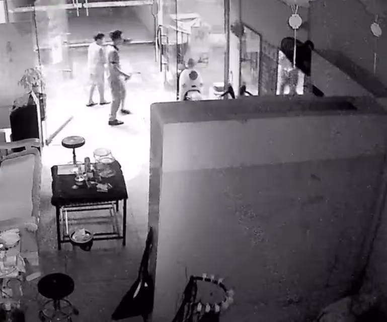 天降大雨!男孩放學無人接,「向理髮店老闆求助」,暖心老闆「冒雨騎行6公里」送他回家,網友:勇敢的小孩遇上善良的大人