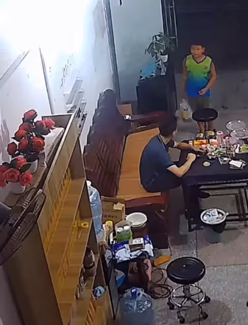 天降大雨!男孩放學無人接,「向理髮店老闆求助」,暖心老闆「冒雨騎行6公里」送他回家,網友:勇敢的小孩遇上善良的大人