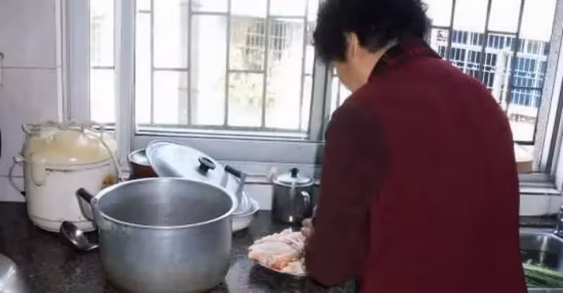 大姑姐帶二胎回娘家，總讓孩子喝弟弟家孩子的奶粉，弟媳很不高興