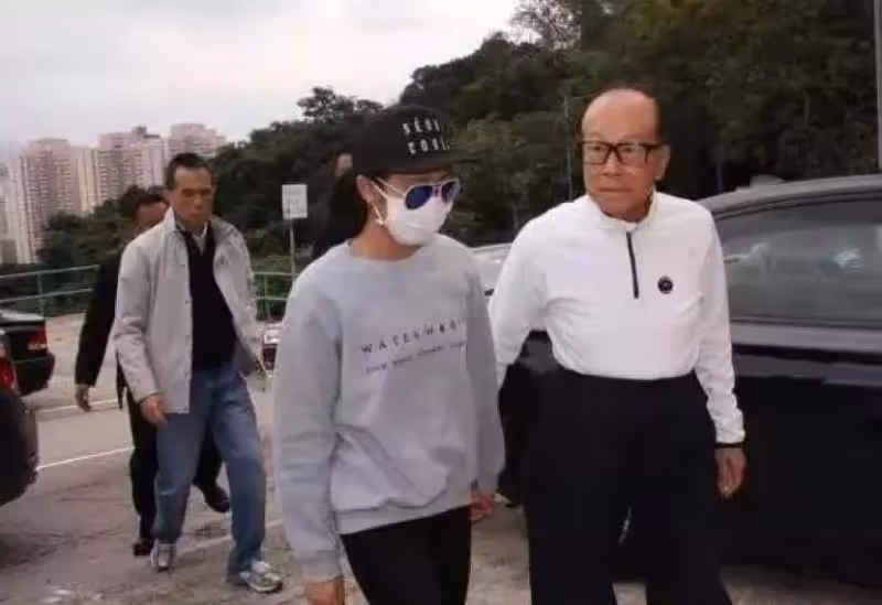 她被李嘉誠藏20多年!穿著樸素「 保鏢從不離身」一露面就繼承七百億財產