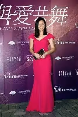 富士康老闆娘曾馨瑩走紅毯,46歲穿長裙身段凹凸緊致,五官氣質不輸明星,網:真凍齡