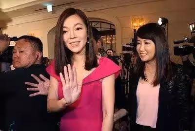 富士康老闆娘曾馨瑩走紅毯,46歲穿長裙身段凹凸緊致,五官氣質不輸明星,網:真凍齡
