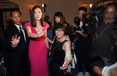 富士康老闆娘曾馨瑩走紅毯,46歲穿長裙身段凹凸緊致,五官氣質不輸明星,網:真凍齡