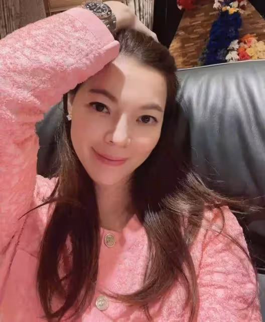 富士康老闆娘曾馨瑩走紅毯,46歲穿長裙身段凹凸緊致,五官氣質不輸明星,網:真凍齡