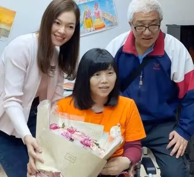 富士康老闆娘曾馨瑩走紅毯,46歲穿長裙身段凹凸緊致,五官氣質不輸明星,網:真凍齡