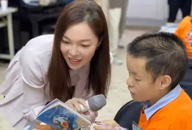 富士康老闆娘曾馨瑩走紅毯,46歲穿長裙身段凹凸緊致,五官氣質不輸明星,網:真凍齡