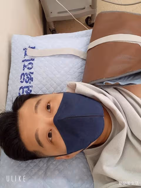 南韓藝人跟風比倒V手勢悲劇了！曬看診單韌帶扭傷無奈喊：流行標準可以降低嗎？