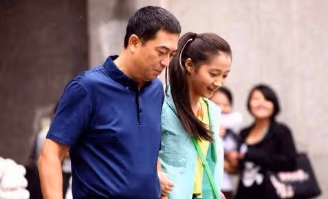 關曉彤隱瞞了24年的父親終於曝光?原來是他,怪不得之前不說