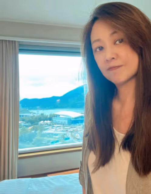52歲王馨平自曝確診!喉嚨不適在酒店隔離,上月2位親人接連去世