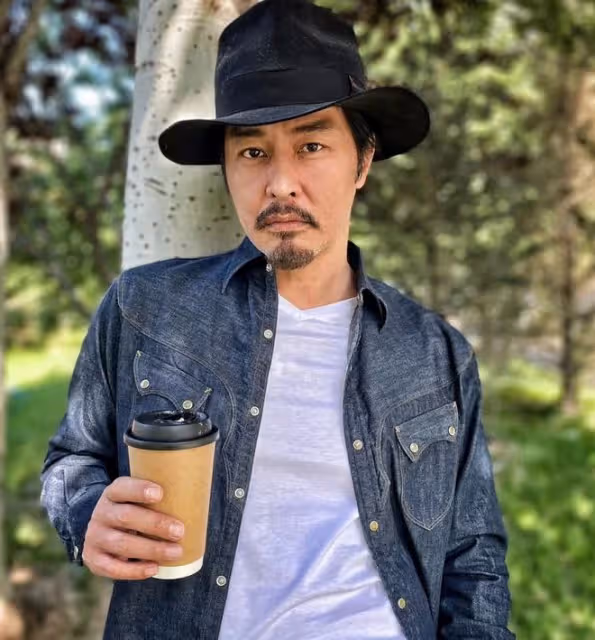 52歲連凱全家定居內地,經營化妝培訓中心,近照鬍子拉碴男人味足