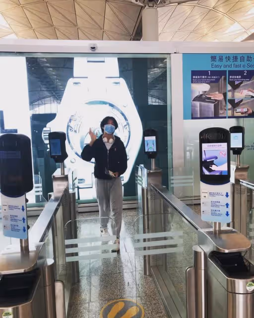 林曉峰內地忙工作,長子出國留學無法送行,前妻現身機場很不舍
