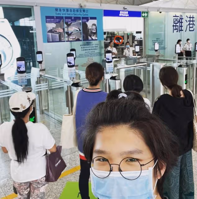 林曉峰內地忙工作,長子出國留學無法送行,前妻現身機場很不舍
