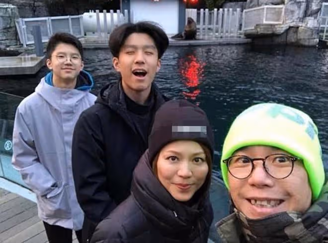 林曉峰內地忙工作,長子出國留學無法送行,前妻現身機場很不舍