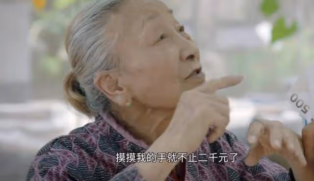 TVB「御用婆婆」憑新劇出圈，60歲入行追夢，曾演英國電影女主角