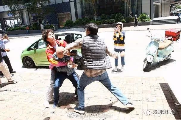 周嘉洛勸交殃及池魚!江嘉敏跌出馬路險被車撞