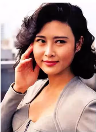 為愛隱退！一代女神「閃嫁富商」生下兩兒一女　老公破產「也毫不在意」如今55歲風采依舊
