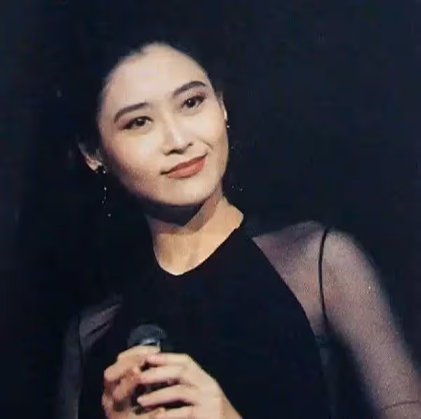 為愛隱退！一代女神「閃嫁富商」生下兩兒一女　老公破產「也毫不在意」如今55歲風采依舊