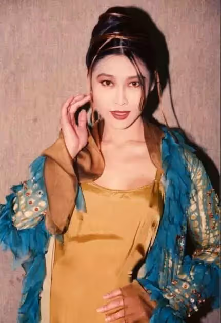 為愛隱退！一代女神「閃嫁富商」生下兩兒一女　老公破產「也毫不在意」如今55歲風采依舊