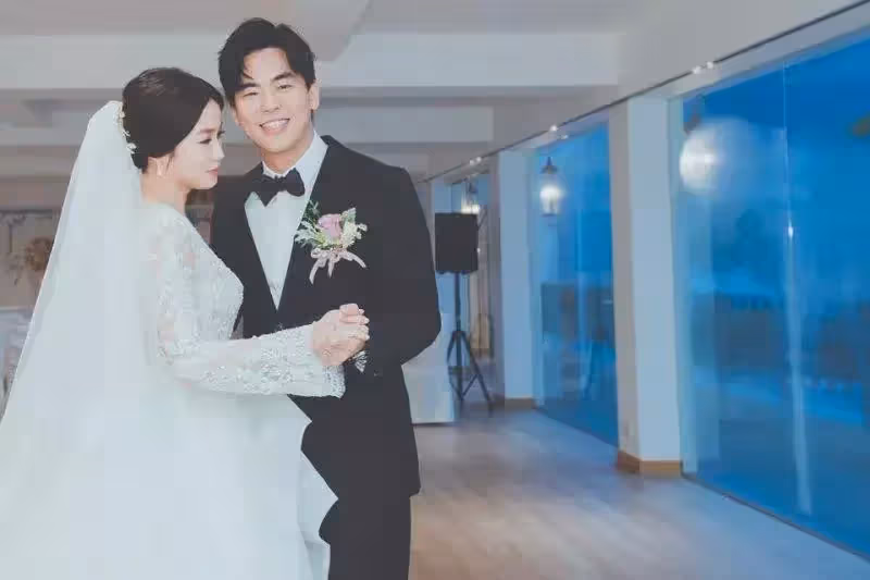 花20年找到真愛！柯有倫「靠朋友追到老婆」差點錯過　鏡頭前「告白已逝老爸」：放心，你會很驕傲的