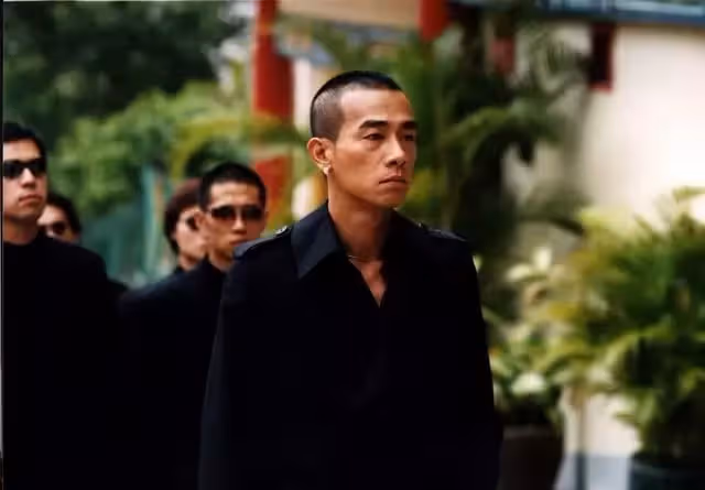 江湖本色！陳小春當年「帶30個黑衣人上街」嚇壞應采兒　捧花下跪「沒開口就哭了」：繞了一圈還是妳