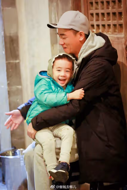 江湖本色！陳小春當年「帶30個黑衣人上街」嚇壞應采兒　捧花下跪「沒開口就哭了」：繞了一圈還是妳