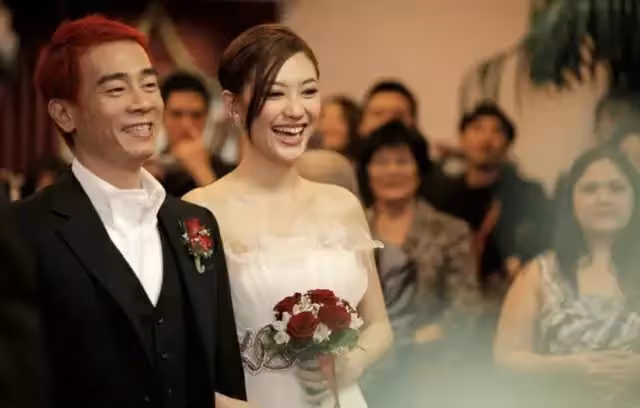 江湖本色！陳小春當年「帶30個黑衣人上街」嚇壞應采兒　捧花下跪「沒開口就哭了」：繞了一圈還是妳