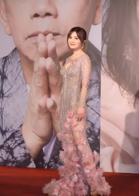 阿Sa個子不高但「比例勻稱」！微透粉長裙也能駕馭，網贊：穿得飽滿又優雅