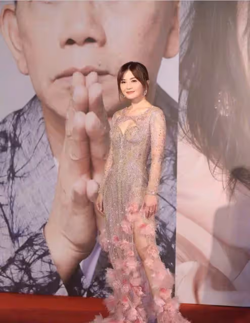 阿Sa個子不高但「比例勻稱」！微透粉長裙也能駕馭，網贊：穿得飽滿又優雅