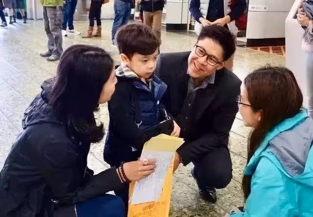 探望孫子被拒?公公霍震霆唸兒媳「溫柔只給外人看」 郭晶晶無奈笑回「被網友稱讚」:她是個好媽媽