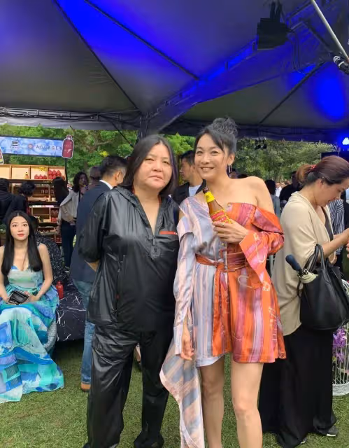 44歲江祖平穿衣真大膽!穿抹胸連體褲身形凹凸有致,完美展現黃金「三七比」,網友:真是韻味十足