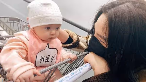 小甜甜打113求救,抱2個月嬰兒離家,老公家暴我,向好友淚訴女兒身體都紅了:不會讓他好過