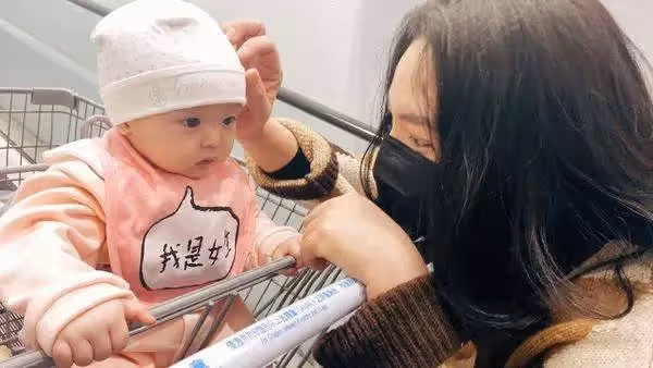 小甜甜打113求救,抱2個月嬰兒離家,老公家暴我,向好友淚訴女兒身體都紅了:不會讓他好過