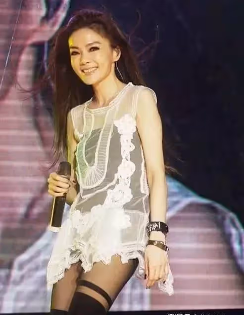 謝金燕替父還完2億債,45歲終活出自己,買上億豪宅只為躲避狗仔,鄰居都是名人,走到大門得搭接駁車,網友:好想和你做鄰居.