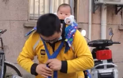 31歲爸揹6個月娃,穿梭在大街小巷「每日苦跑12小時」,男有苦難言,外送被「指指點點」:不配做父親