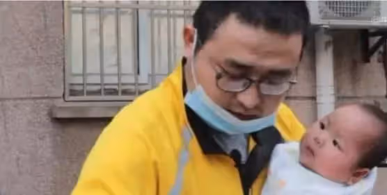 31歲爸揹6個月娃,穿梭在大街小巷「每日苦跑12小時」,男有苦難言,外送被「指指點點」:不配做父親