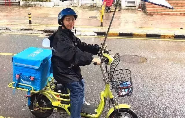 為孩子忍夫6年,32歲單親媽淨身出戶,做外送獨養女,生日收兒祝福淚崩:努力接單只為孩子