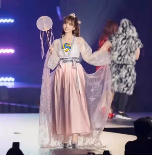 日本將性文化融入漢服,女星穿透視漢服走秀,網友看怒:這是侮辱