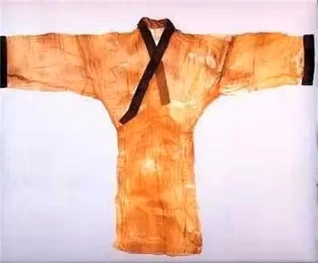 日本將性文化融入漢服,女星穿透視漢服走秀,網友看怒:這是侮辱