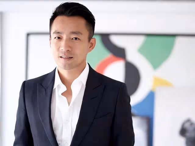 具俊曄紐約工作畫面流出 網友：他可能是酒吧里年紀最大的人！
