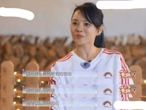 伊能靜的兒子再次曬女生裝扮,20歲的哈利比女人還嫵媚
