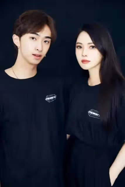 伊能靜的兒子再次曬女生裝扮,20歲的哈利比女人還嫵媚